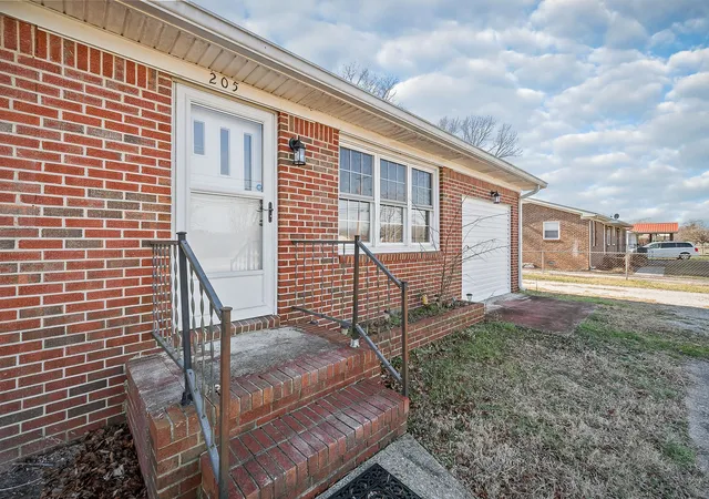 Photo 2 of Single family home for sale at 205 Couch St, Mc Minnville, TN 37110 | MLS# 3072402 | Listing updated on 2026-03-13