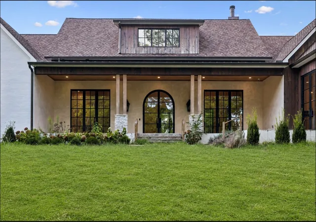 Photo 3 of Sale Pending at 4333 Eatons Crk Rd, Nashville, TN 37218 | MLS# 3530517 | Listing updated on 2026-09-06