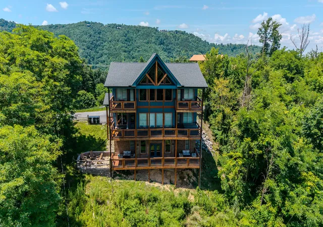 Photo 1 of Single family home for sale at 928 N Woodland Dr, Gatlinburg, TN 37738 | MLS# 3598131 | Listing updated on 2026-09-23