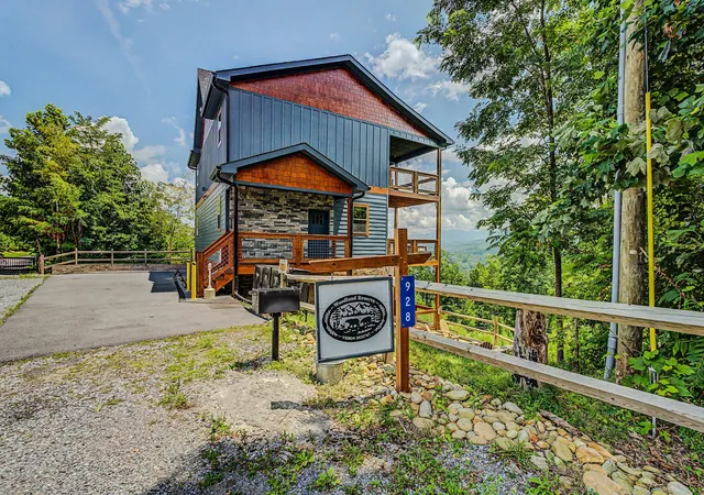 Photo 3 of Single family home for sale at 928 N Woodland Dr, Gatlinburg, TN 37738 | MLS# 3598131 | Listing updated on 2026-09-23