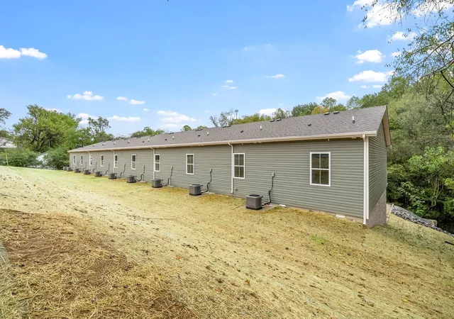 Listing Photo 2 - Condo for sale in building located at 329 Cedar Ct, Clarksville, TN 37042 - Unit #B