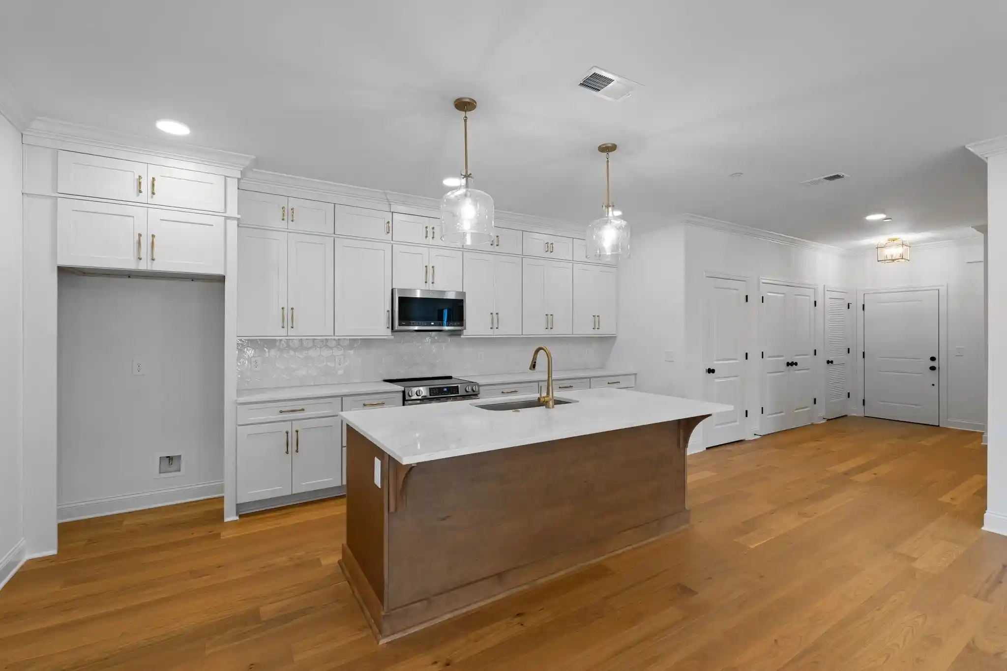 Listing Photo 2 - Condo for sale in 2001 Gildridge Dr located at 2001 Gildridge Dr, Nashville, TN 37221 - Unit #202