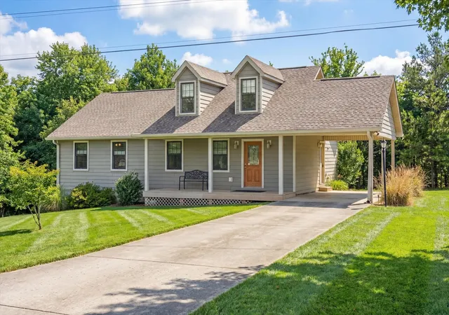 Photo 2 of Single Family Residence at 104 Oak Crst Dr, Tennessee Ridge, TN 37178 | MLS# 3122736 | | Sold on 2026-06-03