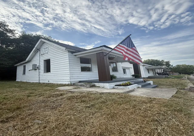 Photo 3 of Single family home for sale at 1028 Bridge St, Columbia, TN 38401 | MLS# 3112838 | Listing updated on 2026-08-29