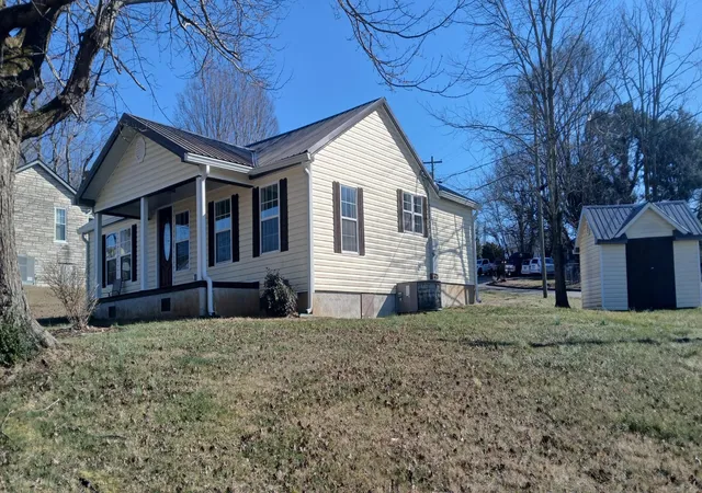 Homes for sale in Sweetwater, TN | 104 Buena Vista Avenue, Sweetwater, TN 37874 | MLS# 3244269