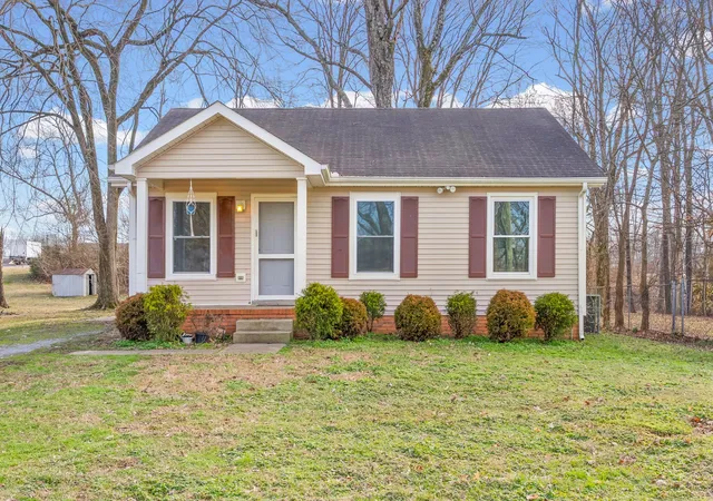 Photo 1 of Single family home for sale at 135 East St, Clarksville, TN 37042 | MLS# 3128816 | Listing updated on 2026-05-14