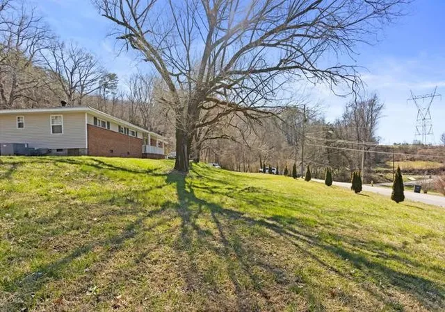 Photo 2 of Single family home for sale at 930 Runyan Dr, Chattanooga, TN 37405 | MLS# 3128570 | Listing updated on 2026-02-16