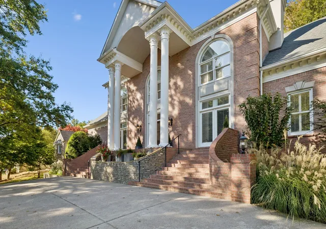 Photo 4 of Single family home for sale at 19 Park Mdws, Nashville, TN 37215 | MLS# 3145573 | Listing updated on 2026-03-31