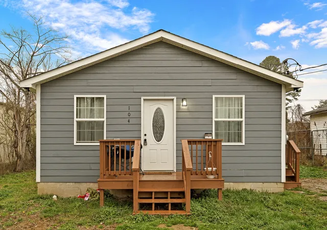 Photo 1 of Single family home for sale at 104 Southside St, Tullahoma, TN 37388 | MLS# 3139896 | Listing updated on 2026-07-20