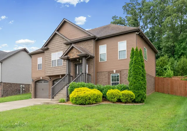 Photo 3 of Single family home for sale at 1284 Viewmont Dr, Clarksville, TN 37040 | MLS# 3246614 | Listing updated on 2026-09-25
