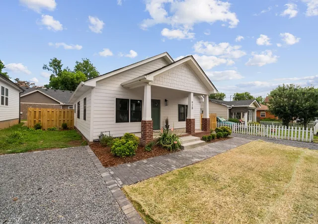 Photo 2 of Single family home for sale at 928 Glass St, Franklin, TN 37064 | MLS# 3234137 | Listing updated on 2026-09-23