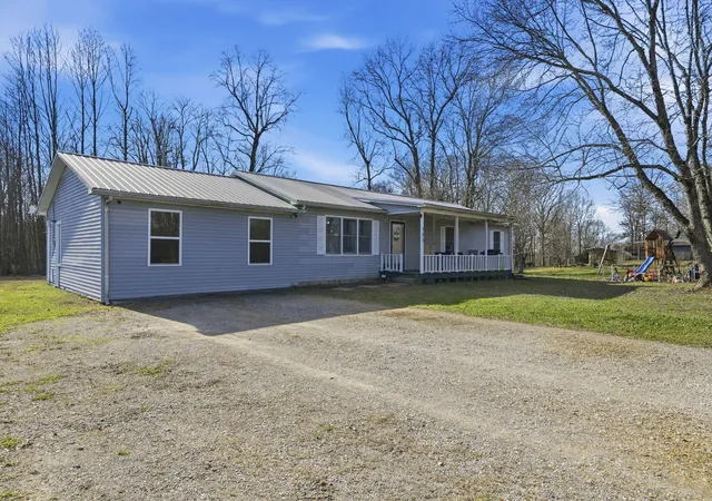 Homes for sale in Belvidere, TN | 105 Farris Creek Bridge Rd, Belvidere, TN 37306 | MLS# 3138357