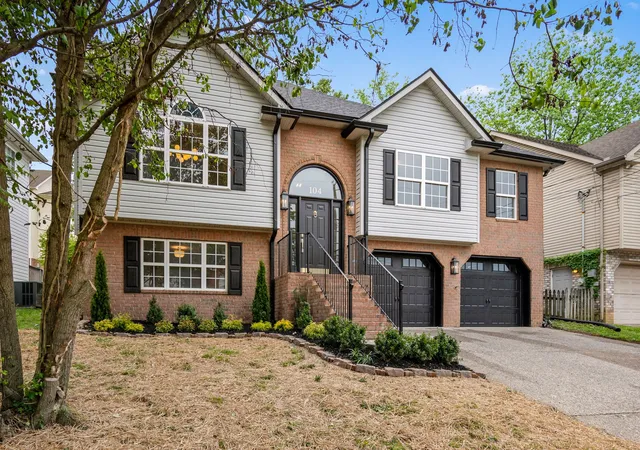 Photo 3 of Single family home for sale at 104 Edgewater Pl, Hendersonville, TN 37075 | MLS# 3138884 | Listing updated on 2026-10-01