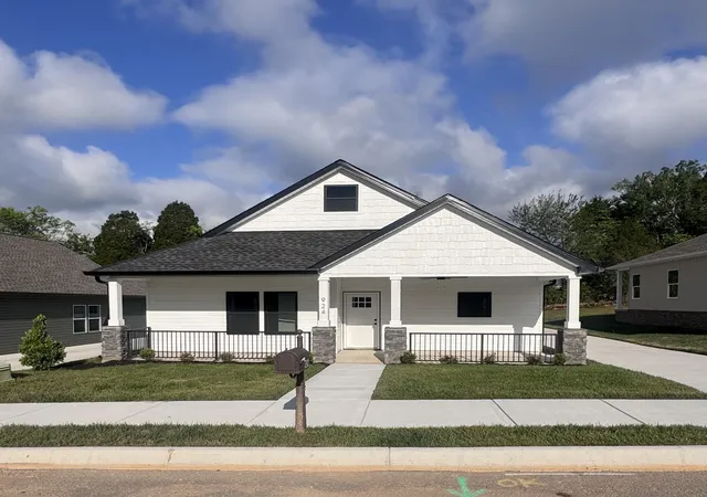 Homes for sale in Sweetwater, TN | 924 Stratford Avenue, Sweetwater, TN 37874 | MLS# 3216229