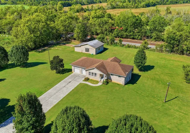 Photo 2 of Single family home for sale at 305 Medlin Pike, Evensville, TN 37332 | MLS# 3219871 | Listing updated on 2026-10-07