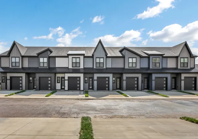 Photo 2 of Townhouse for sale at 1302 Jonathan Wade Cir, Clarksville, TN 37043 | MLS# 3139182 | Listing updated on 2026-03-04