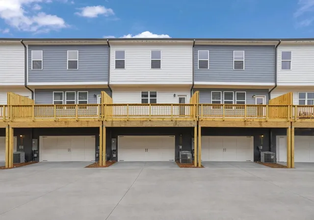Photo 2 of Townhouse for sale at 3238 Aberdeen Row, Chattanooga, TN 37410 | MLS# 3146007 | Listing updated on 2026-04-23