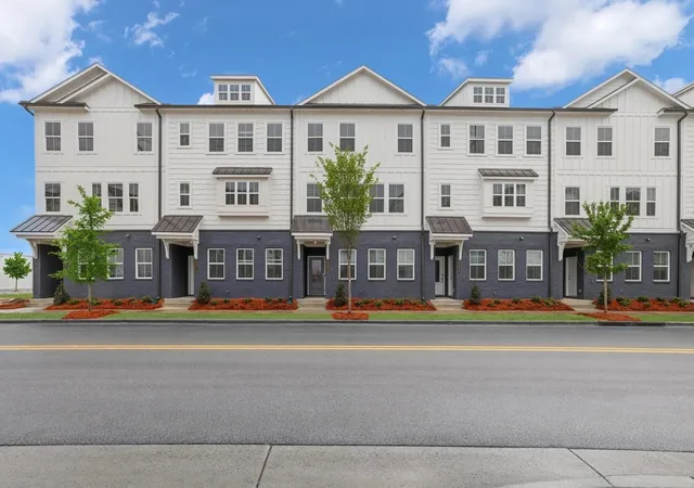 Photo 1 of Townhouse for sale at 3238 Aberdeen Row, Chattanooga, TN 37410 | MLS# 3146007 | Listing updated on 2026-04-23