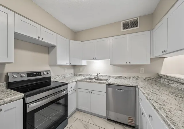 Photo 1 of Sale Pending at 2060 Romford Ln #2060, Memphis, TN 38119 | MLS# 3186896 | Listing updated on 2026-09-13