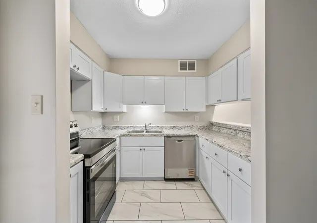 Photo 3 of Sale Pending at 2060 Romford Ln #2060, Memphis, TN 38119 | MLS# 3186896 | Listing updated on 2026-09-13