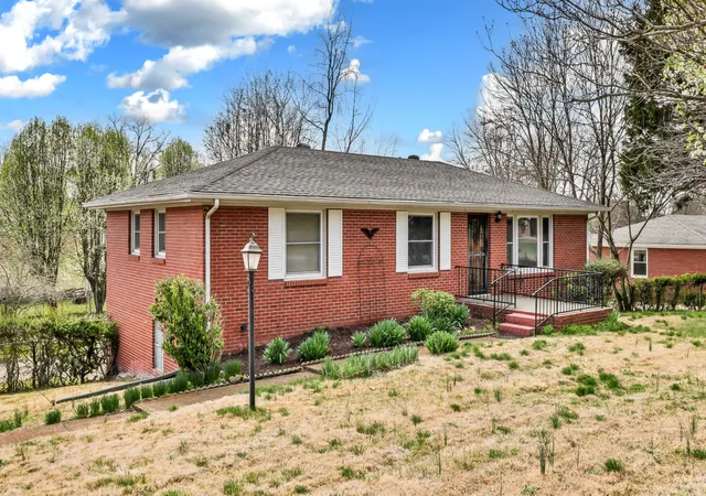Photo 1 of Single family home for sale at 126 Lexington Dr, Clarksville, TN 37042 | MLS# 3147670 | Listing updated on 2026-09-12