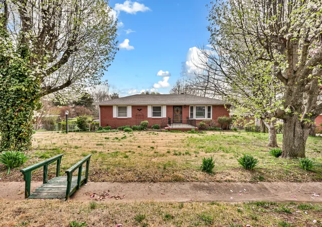 Photo 3 of Single family home for sale at 126 Lexington Dr, Clarksville, TN 37042 | MLS# 3147670 | Listing updated on 2026-09-12