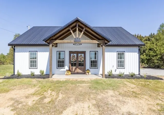 Homes for sale in Summertown, TN | 2404 Summer Oaks Cir, Summertown, TN 38483 | MLS# 3146614