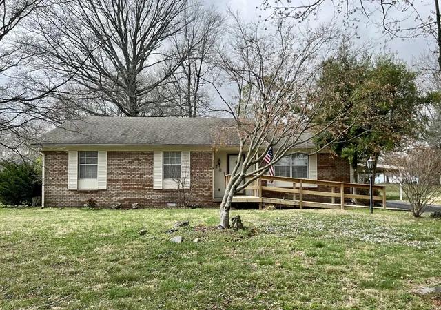 Single family home for sale at 207 Spence Ln, Franklin, KY 42134 | MLS# 3147386