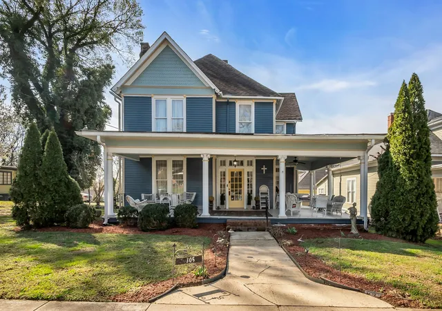 Photo 1 of Single family home for sale at 305 Washington St E, Fayetteville, TN 37334 | MLS# 3147087 | Listing updated on 2026-10-08