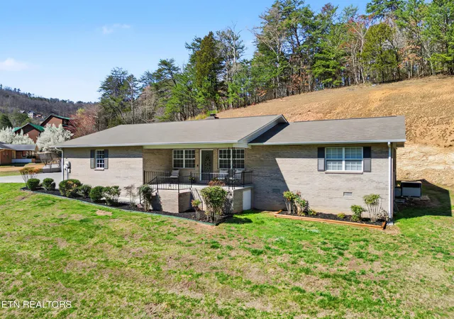 Photo 2 of Single family home for sale at 786 Pine Mountain Rd, Pigeon Forge, TN 37863 | MLS# 3604120 | Listing updated on 2026-10-08