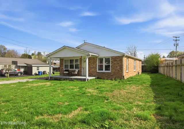 Homes for sale in Clinton, TN | 335 S Fowler St, Clinton, TN 37716 | MLS# 3186019