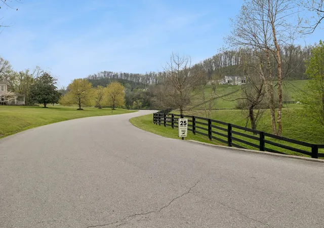 Photo 3 of Single family home for sale at 2025 Lynnwood Dr, Franklin, TN 37069 | MLS# 3180651 | Listing updated on 2026-09-23