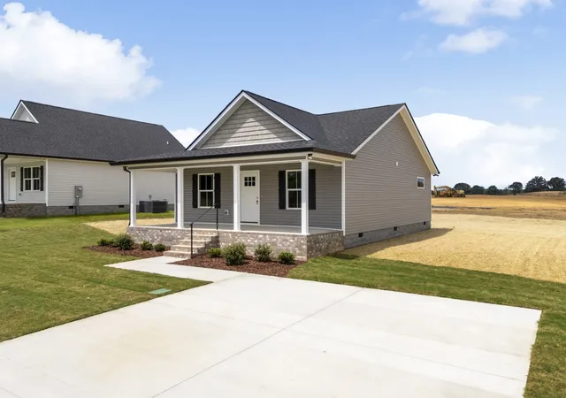 Photo 3 of Single family home for sale at 935 Wilkie St N, Mc Ewen, TN 37101 | MLS# 3152422 | Listing updated on 2026-07-15