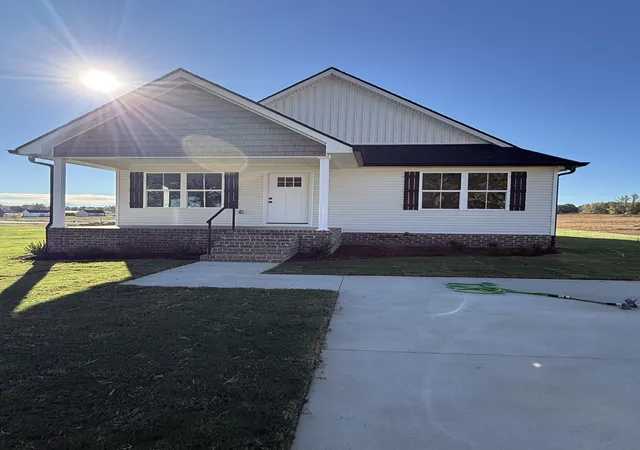 Single family home for sale at 35 Old Stage Rd, Mc Ewen, TN 37101 | MLS# 3152550