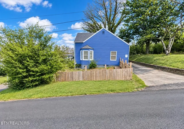 Photo 2 of Single family home for sale at 1900 Victoria Ave, Knoxville, TN 37915 | MLS# 3593047 | Listing updated on 2026-10-23