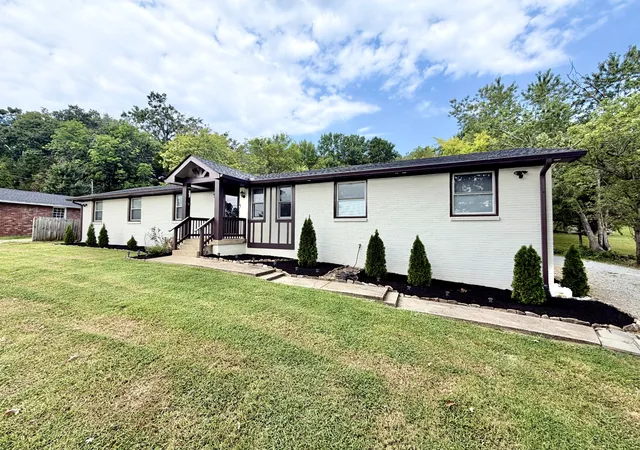 Photo 1 of Single family home for sale at 233 Riverwood Dr, Hendersonville, TN 37075 | MLS# 3542909 | Listing updated on 2026-09-07