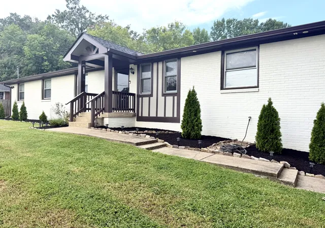 Photo 2 of Single family home for sale at 233 Riverwood Dr, Hendersonville, TN 37075 | MLS# 3542909 | Listing updated on 2026-09-07
