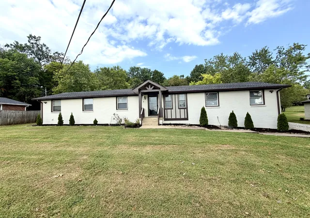 Photo 3 of Single family home for sale at 233 Riverwood Dr, Hendersonville, TN 37075 | MLS# 3542909 | Listing updated on 2026-09-07