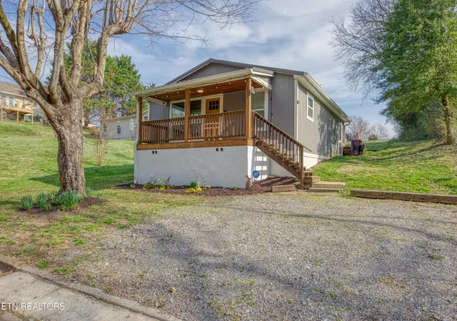 Photo 2 of Single family home for sale at 703 N D St, Lenoir City, TN 37771 | MLS# 3615736 | Listing updated on 2026-10-09
