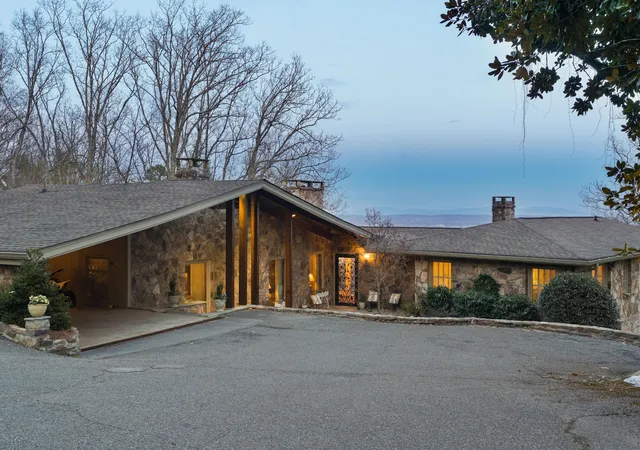 Homes for sale in Lookout Mountain, GA | 1001 Fleetwood Dr, Lookout Mountain, GA 30750 | MLS# 3155152