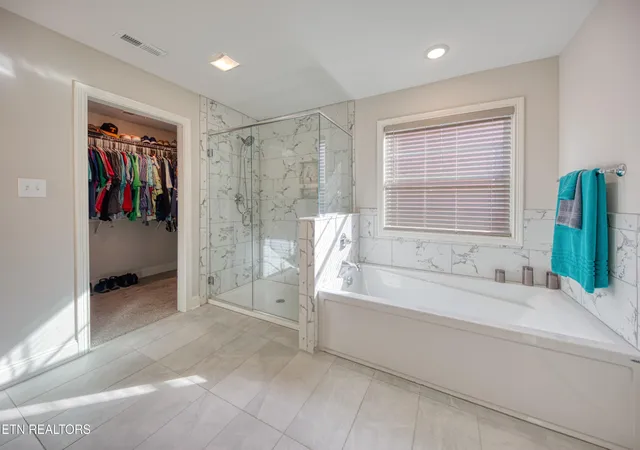 Photo 3 of Single family home for sale at 1142 Madison Oaks Rd, Knoxville, TN 37924 | MLS# 3615735 | Listing updated on 2026-10-09