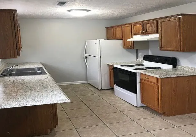 Listing Photo 5 - Condo for sale in building located at 1028 Merrick Dr, Richmond, KY 40475