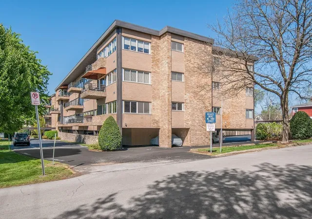 Photo 2 of Condo for sale at 4200 W End Ave #402, Nashville, TN 37205 | MLS# 3160174 | Listing updated on 2026-09-18