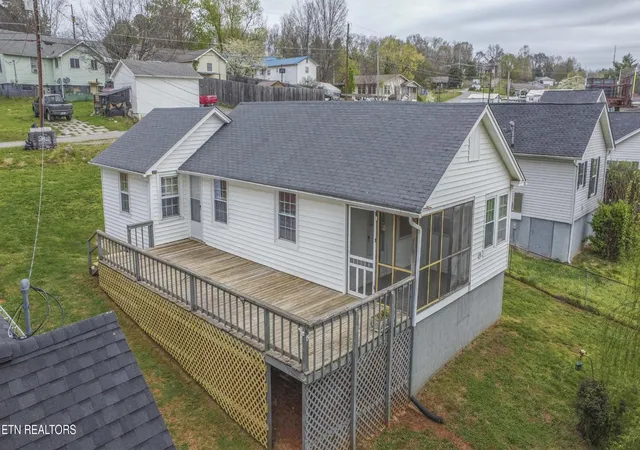 Homes for sale in Lenoir City, TN | 1009 E 1st Ave, Lenoir City, TN 37771 | MLS# 3165346