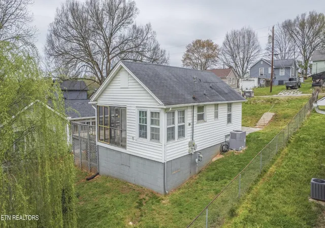 Homes for sale in Lenoir City, TN | 1009 E 1St Ave, Lenoir City, TN 37771 | MLS# 3165346