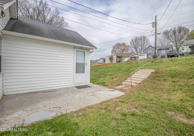 Homes for sale in Lenoir City, TN | 1009 E 1st Ave, Lenoir City, TN 37771 | MLS# 3165346