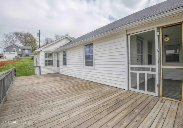 Homes for sale in Lenoir City, TN | 1009 E 1St Ave, Lenoir City, TN 37771 | MLS# 3165346