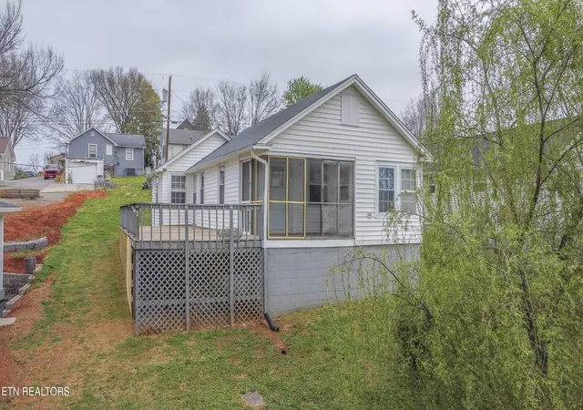 Homes for sale in Lenoir City, TN | 1009 E 1st Ave, Lenoir City, TN 37771 | MLS# 3165346