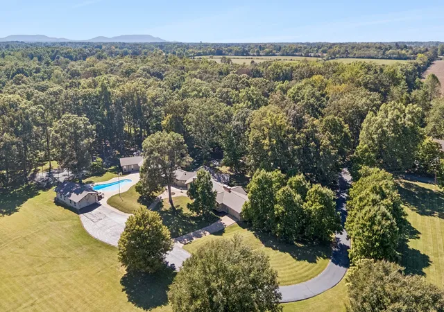 Photo 3 of Mansion for sale at 215 Hickory Ln, Smithville, TN 37166 | MLS# 3167183 | Listing updated on 2026-10-06