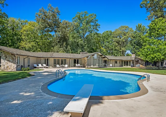 Photo 1 of Mansion for sale at 215 Hickory Ln, Smithville, TN 37166 | MLS# 3167183 | Listing updated on 2026-10-06